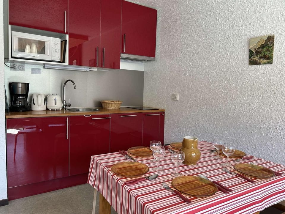 Appartement Montgenèvre: 6 pers, 2 ch + coin montagne, balcon, parking, prox commerces - FR-1-330D-56 Apartment in Montgenèvre