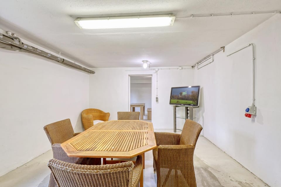 Game Room, TV and multimedia, Living room, Seating area, Dining area, air conditioner