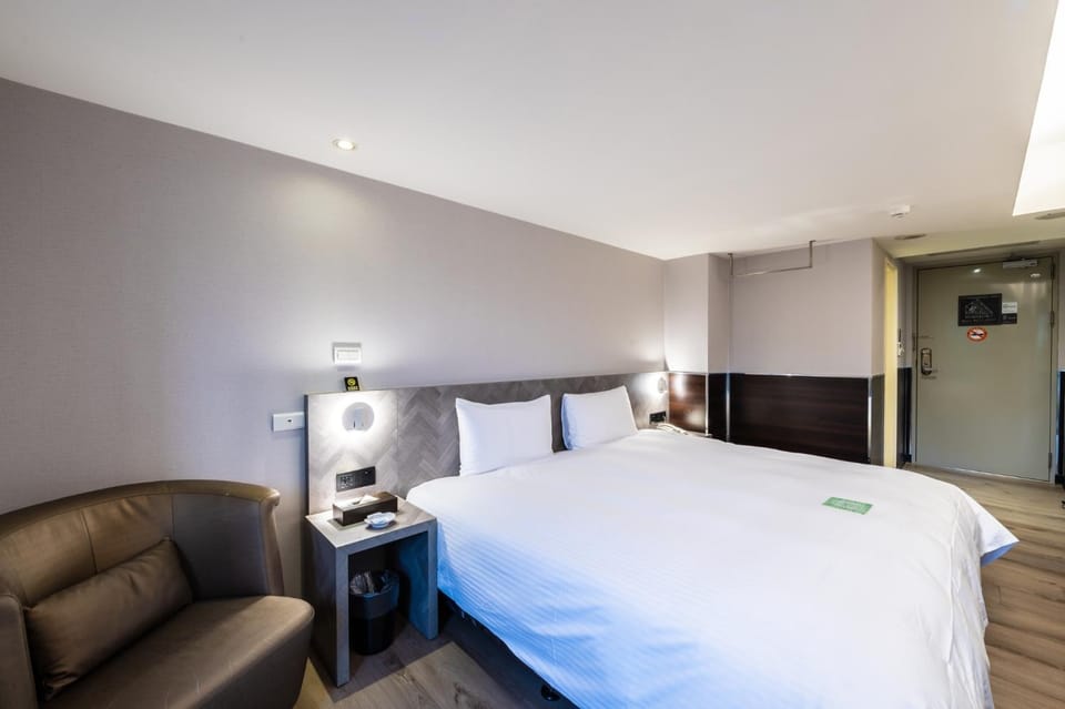 Bed, Photo of the whole room, Seating area, Bedroom