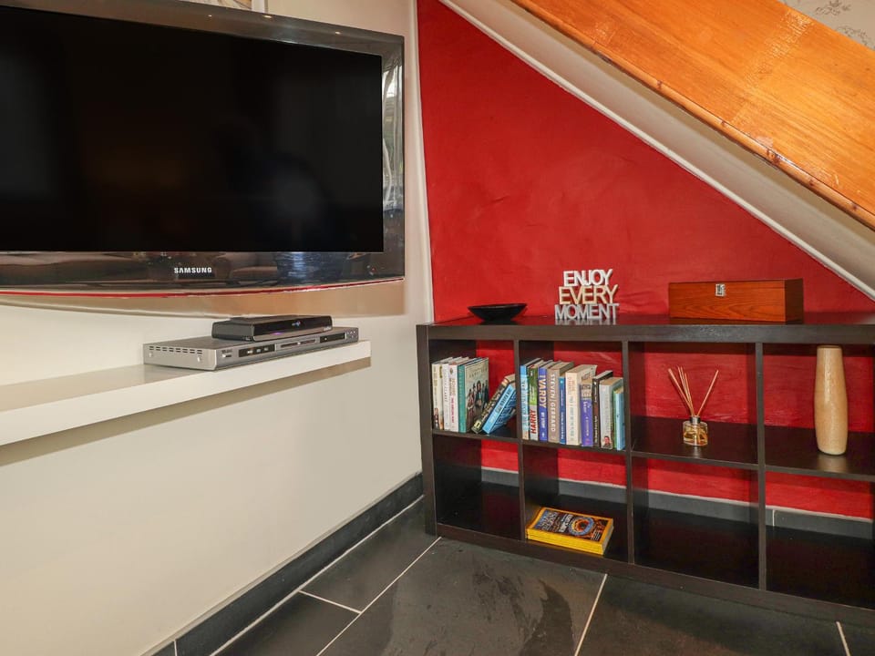 Y Bwthyn, Newport House in Wales