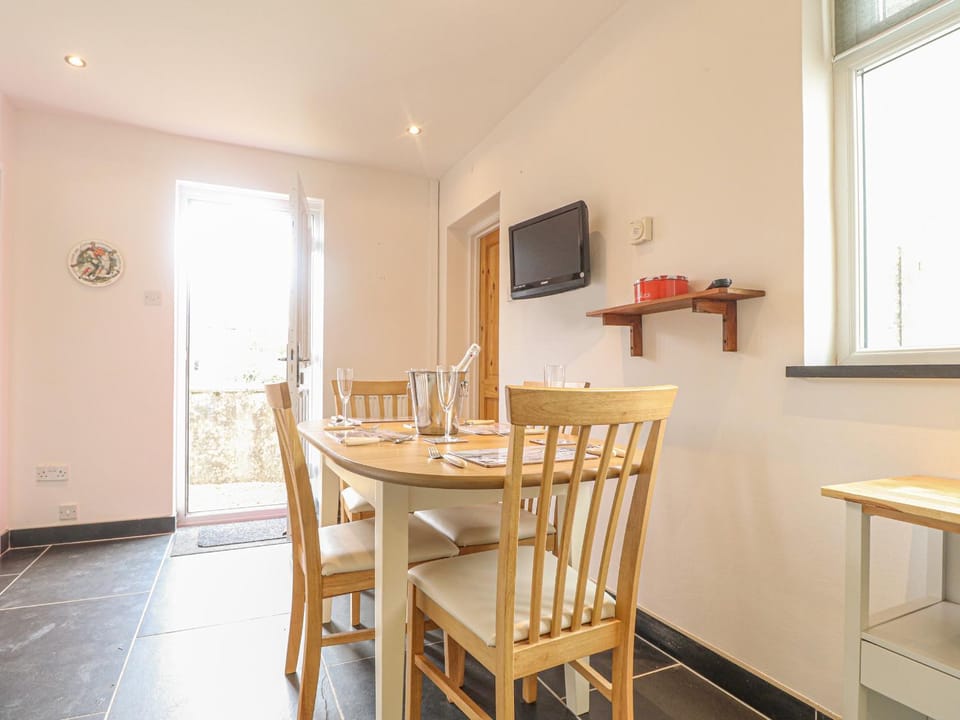 Y Bwthyn, Newport House in Wales