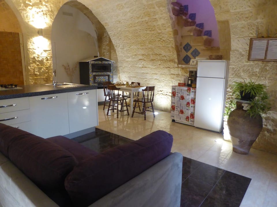 Coffee/tea facilities, Kitchen or kitchenette, Living room, Seating area, Dining area, Quiet street view, dishwasher, furniture, heating, internet, oven, washing machine, air conditioner