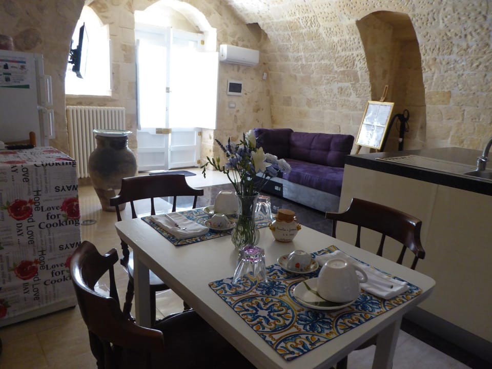 TV and multimedia, Coffee/tea facilities, Kitchen or kitchenette, Living room, Seating area, Dining area, Breakfast, internet, air conditioner