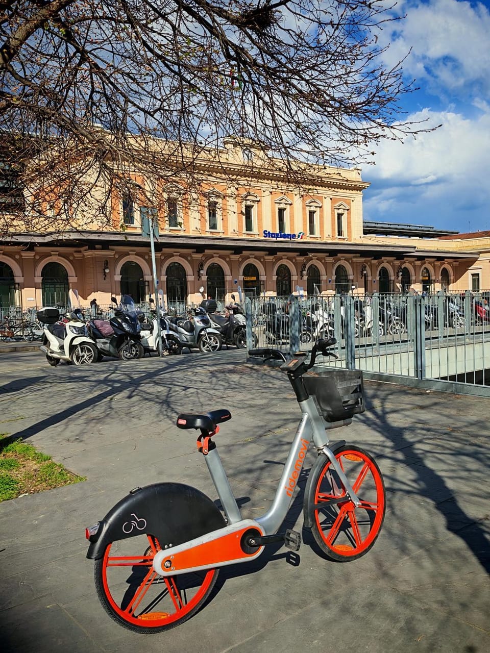 PARMA EXPRESS Traveller's Lodging front Station FS covered PARKING Apartment in Parma