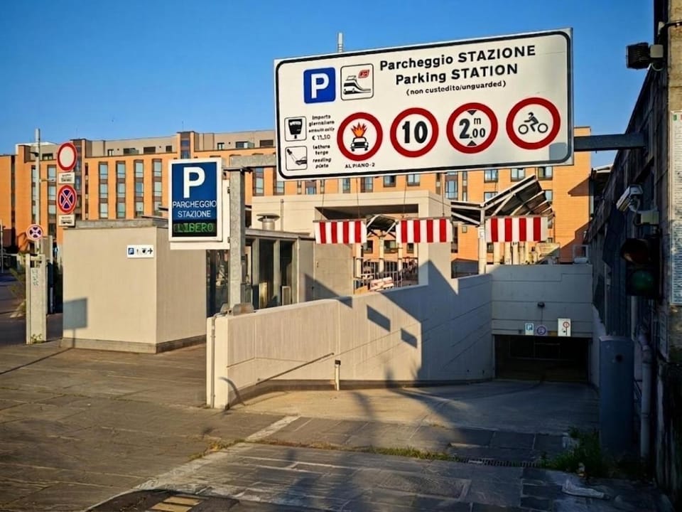 PARMA EXPRESS Traveller's Lodging front Station FS covered PARKING Apartment in Parma