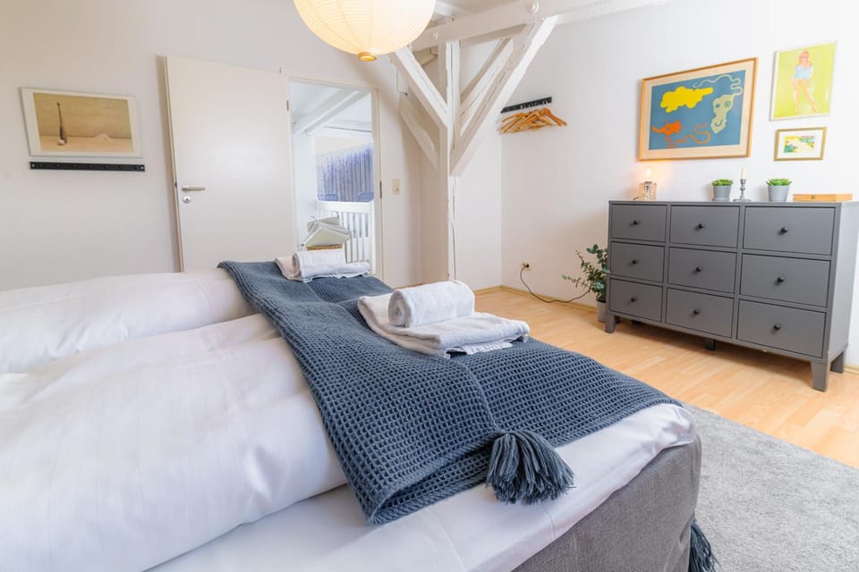 Bed, Bedroom, towels