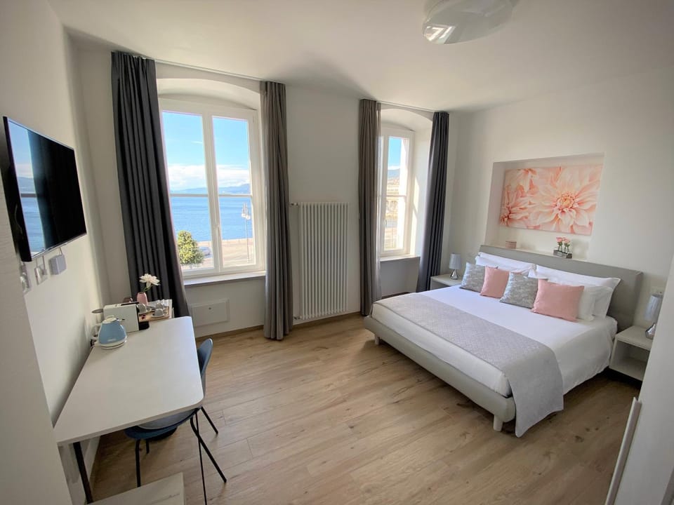 Bed, TV and multimedia, Bedroom