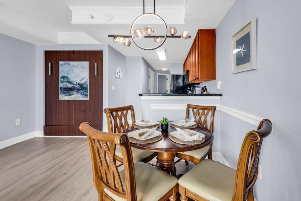 Kitchen or kitchenette, Living room, Seating area, Dining area