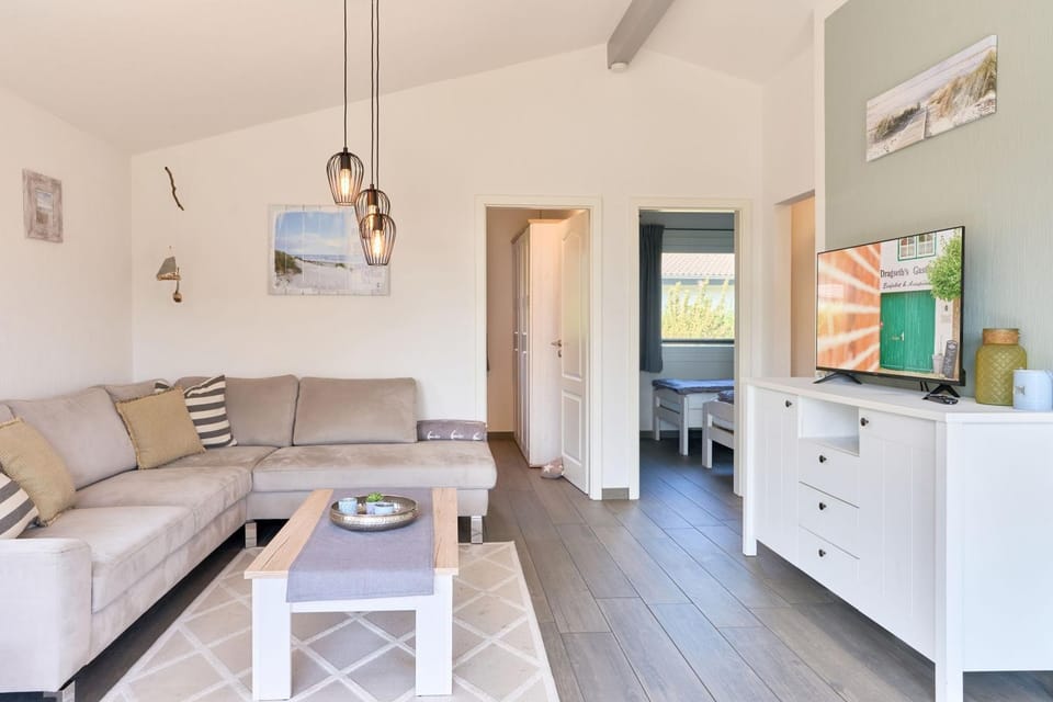 Communal lounge/ TV room, TV and multimedia, Living room, Seating area, Dining area, Evening entertainment