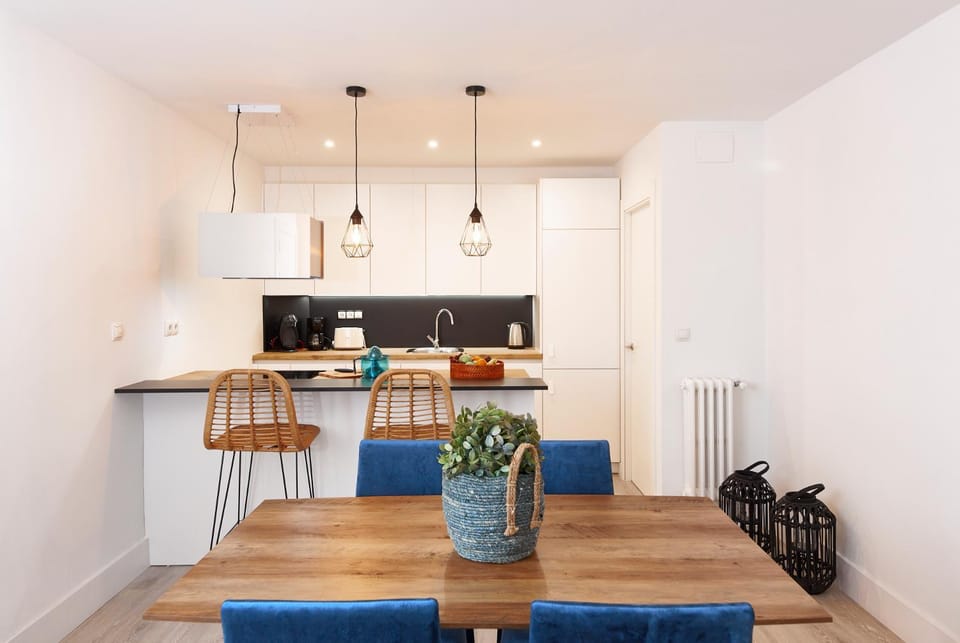 Kitchen or kitchenette, Dining area
