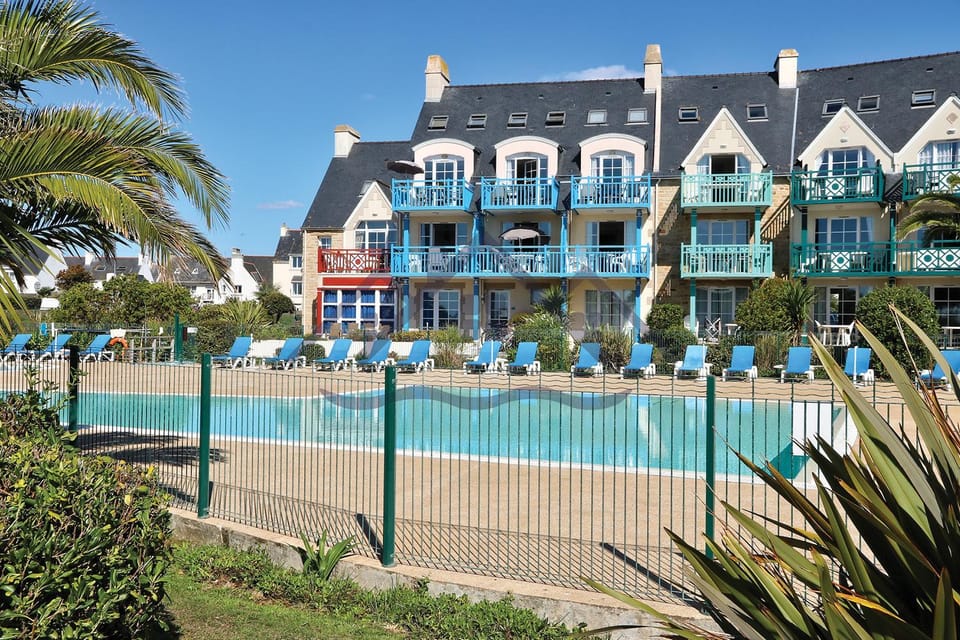 Pool view, Swimming pool, sunbed