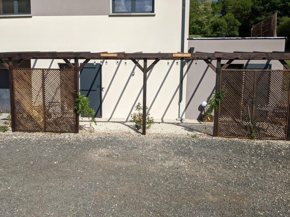 Facade/entrance, Balcony/Terrace