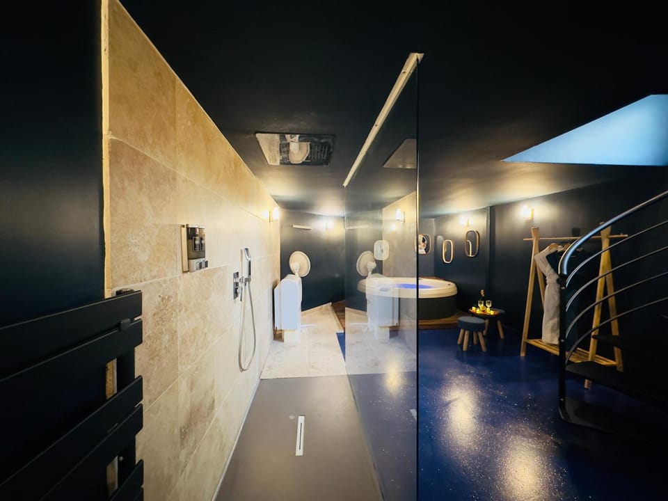 Mieuxqualhotel jacuzzi privatif La Parenthèse Apartment in Bordeaux