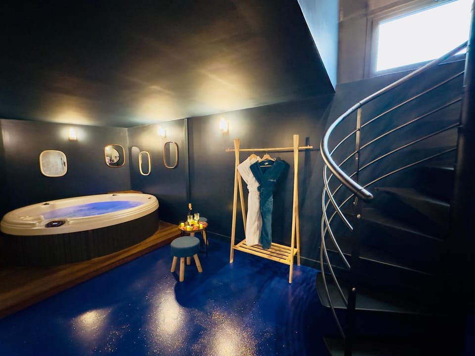 Mieuxqualhotel jacuzzi privatif La Parenthèse Apartment in Bordeaux