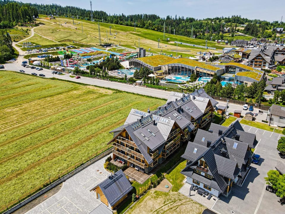Property building, Day, Neighbourhood, Natural landscape, Bird's eye view, Pool view, Location