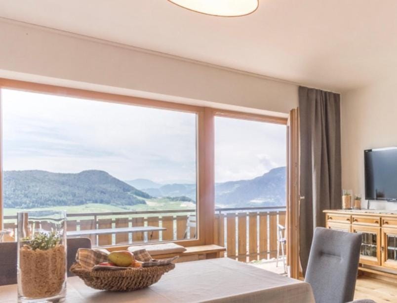 Living room, Dining area, Mountain view