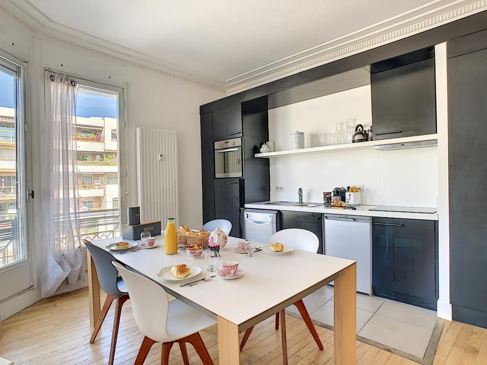 Kitchen or kitchenette, Dining area