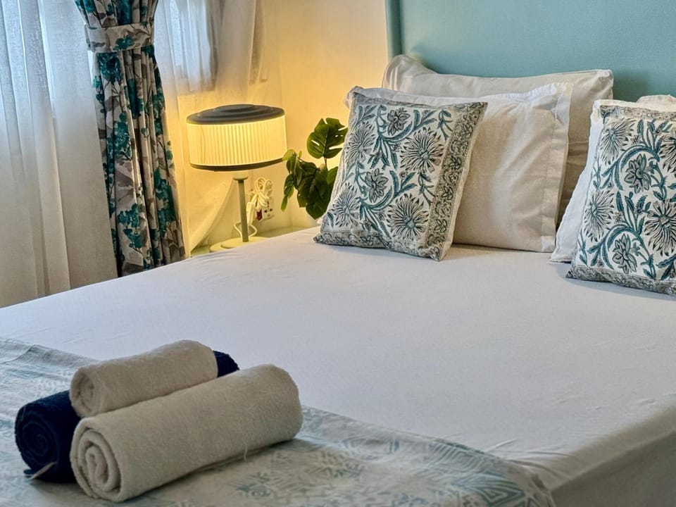 Bed, Bedroom, towels