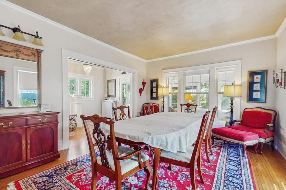 Ivy Manor House in Saugatuck