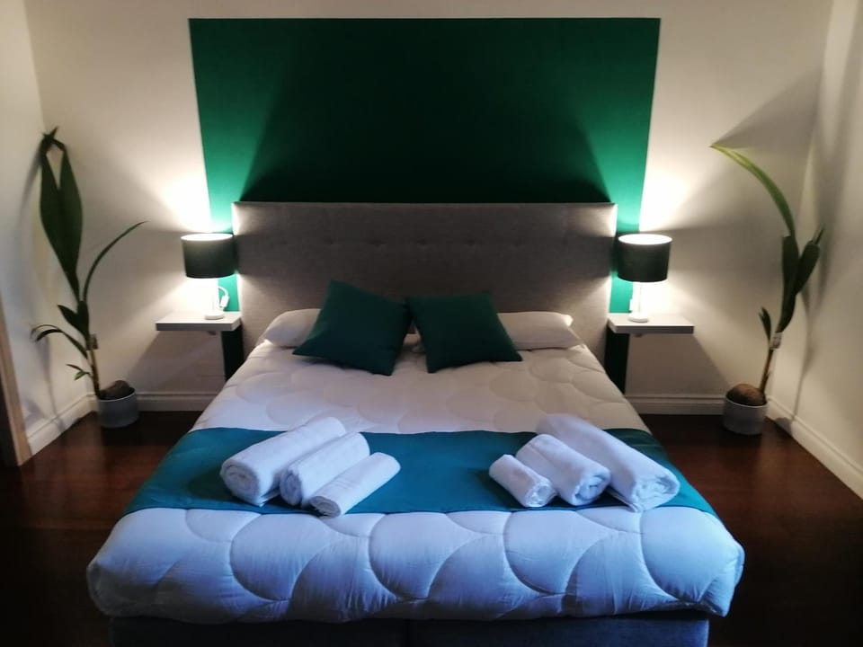 Bed, TV and multimedia, Photo of the whole room, Bedroom, towels