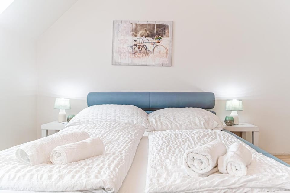 Bed, Bedroom, towels