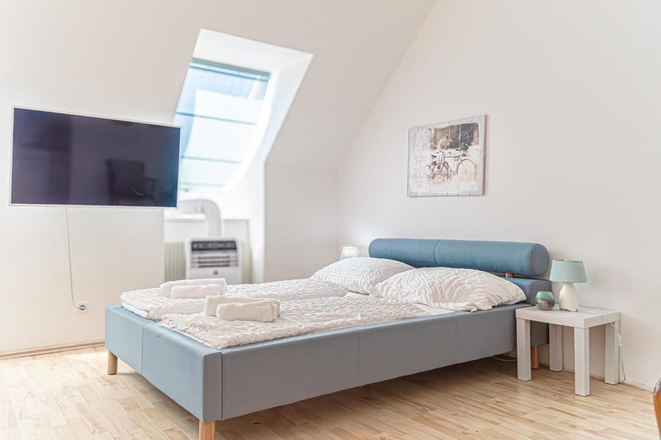 Bed, TV and multimedia, Bedroom, towels