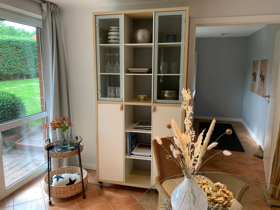 Photo of the whole room, Decorative detail, Decorative detail, Dining area