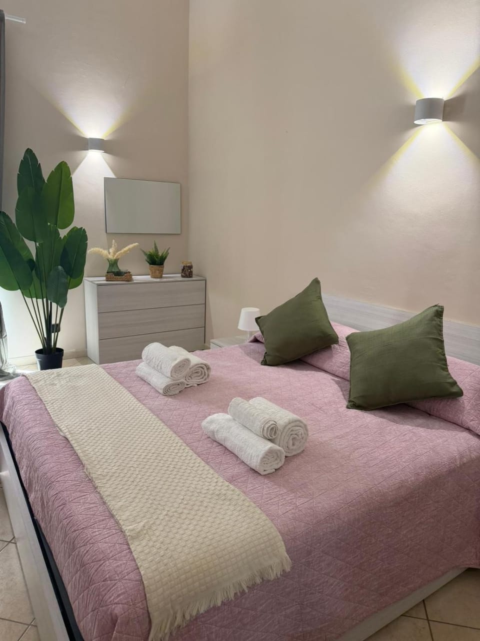 Bed, Photo of the whole room, Bedroom, towels