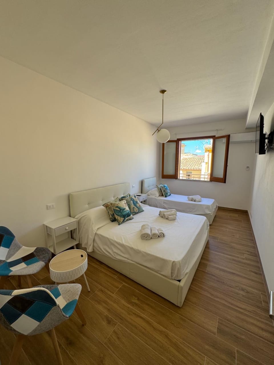 Bed, TV and multimedia, Photo of the whole room, Bedroom, towels