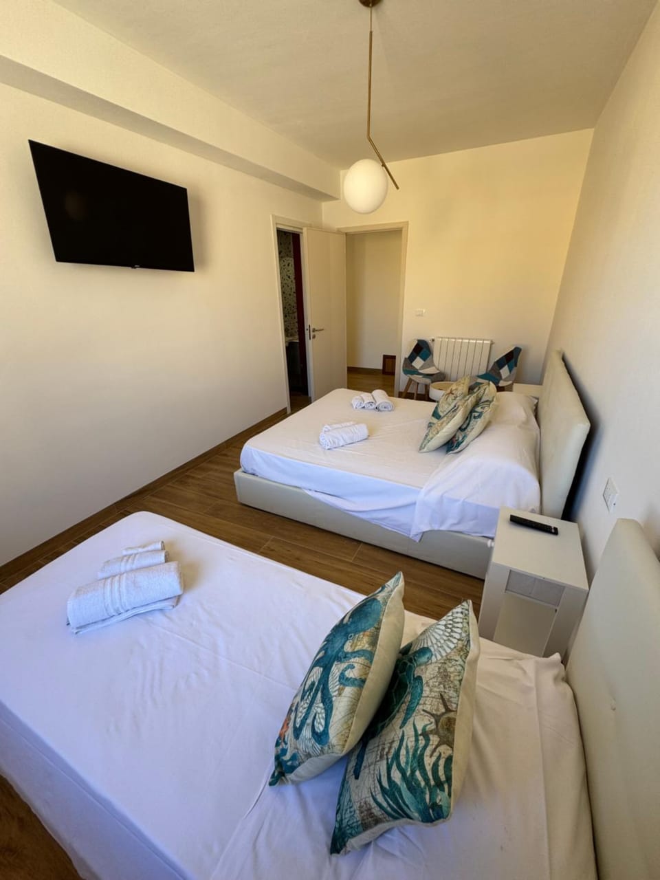 Bed, TV and multimedia, Photo of the whole room, Bedroom, towels