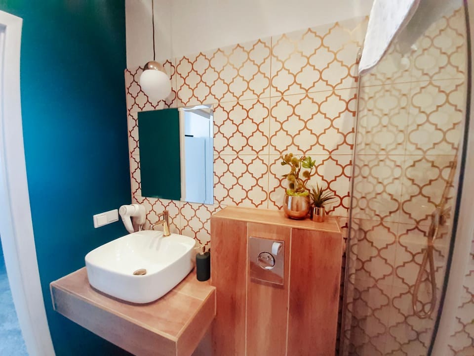 Shower, Toilet, Bathroom, Other, Decorative detail, On site, Area and facilities