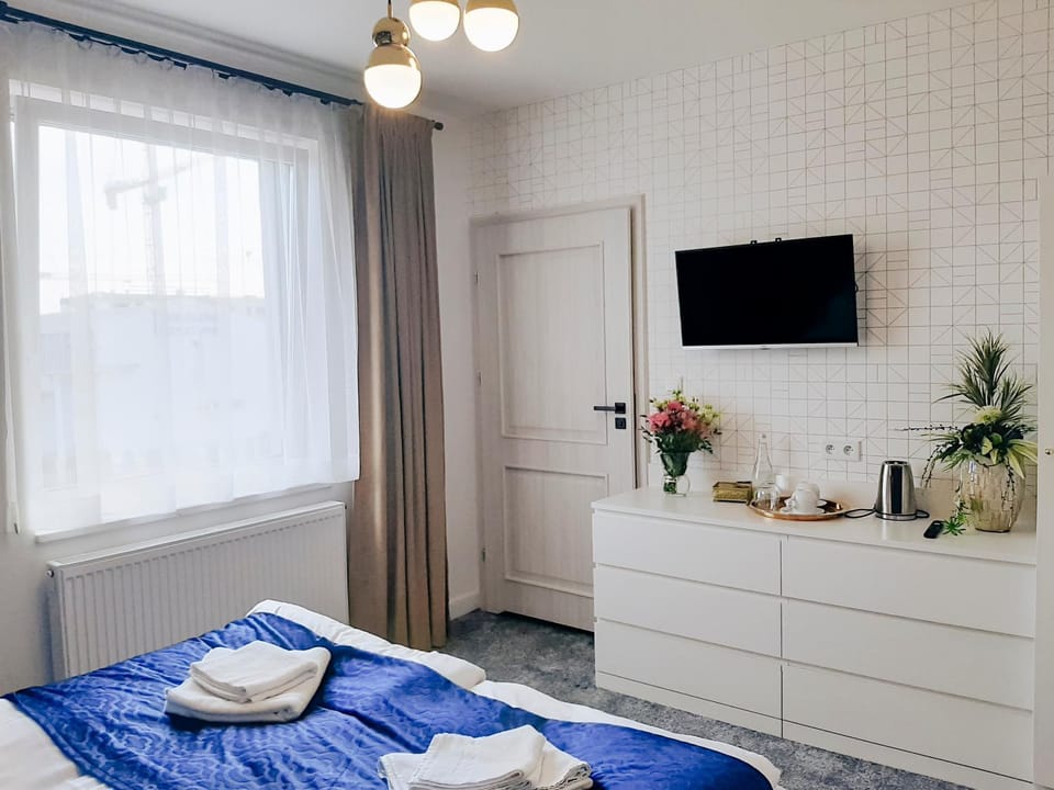 TV and multimedia, View (from property/room), Other, Photo of the whole room, Decorative detail, Bedroom, On site, City view, Area and facilities, Quiet street view