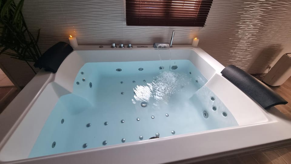 Evasion Romantique love room jacuzzi jardin privé près de Paris Bed and Breakfast in Île-de-France
