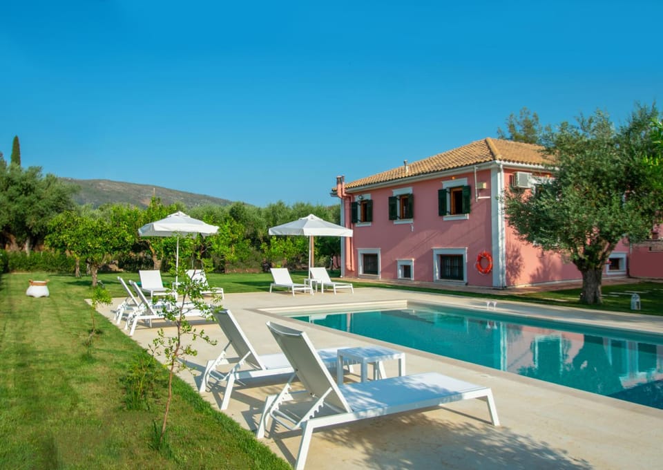 Property building, Day, Natural landscape, Garden, Garden view, Mountain view, Pool view, Swimming pool, sunbed