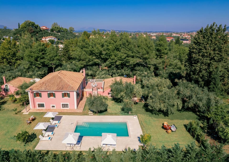 Property building, Day, Natural landscape, Bird's eye view, Garden, Garden view, Pool view, Swimming pool, sunbed