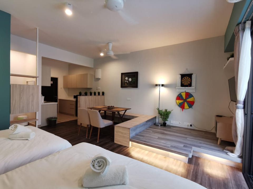 TV and multimedia, Living room, Seating area, Dining area