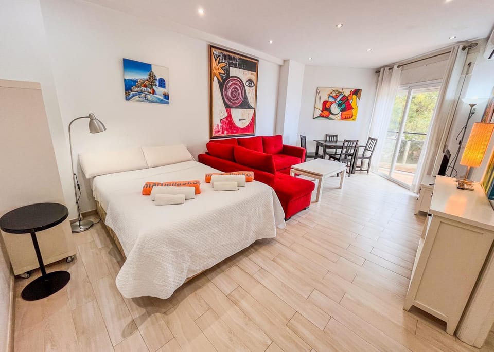 Bed, TV and multimedia, Living room, Photo of the whole room