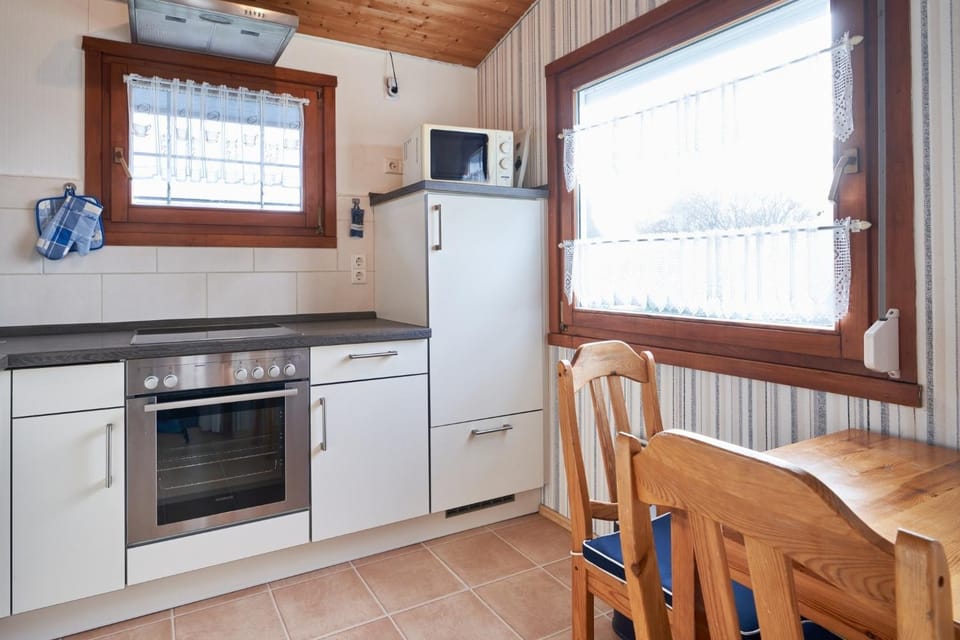 Kitchen or kitchenette, Dining area, oven