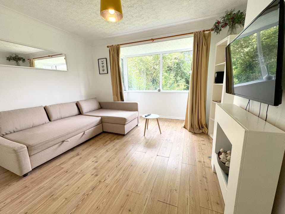 Bed, TV and multimedia, Living room, Garden view, internet