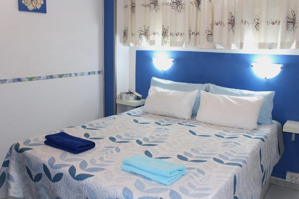 Bedroom, towels