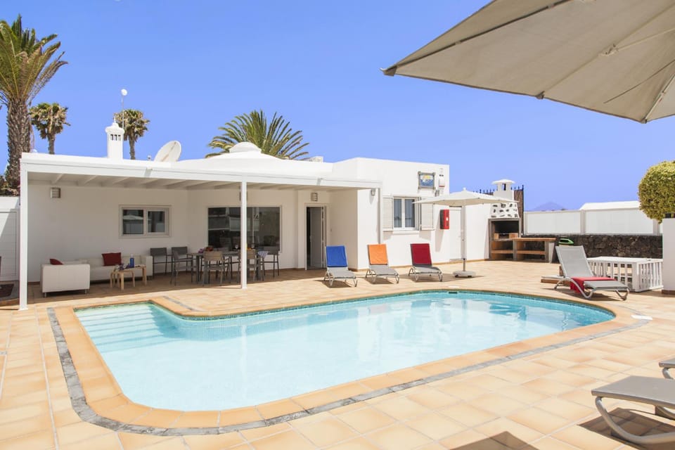 Property building, Patio, Pool view, Swimming pool, Swimming pool, sunbed