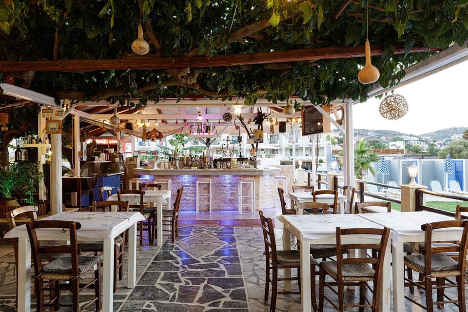 Restaurant/places to eat, Lounge or bar