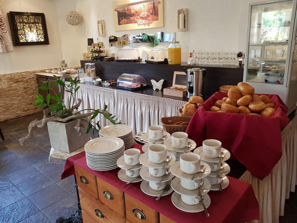 Food and drinks, Food, Continental breakfast, Buffet breakfast