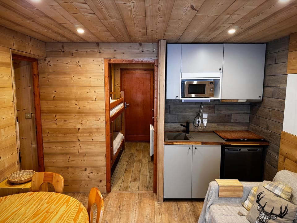 Kitchen or kitchenette, minibar
