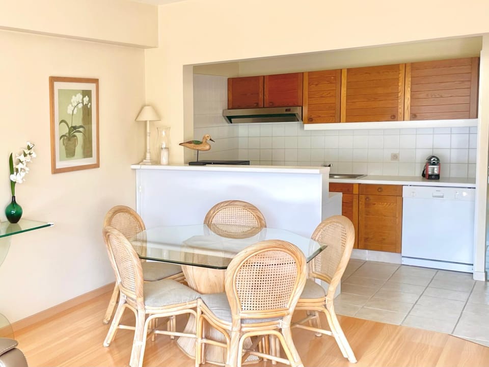 Kitchen or kitchenette, Dining area, pet friendly, stove