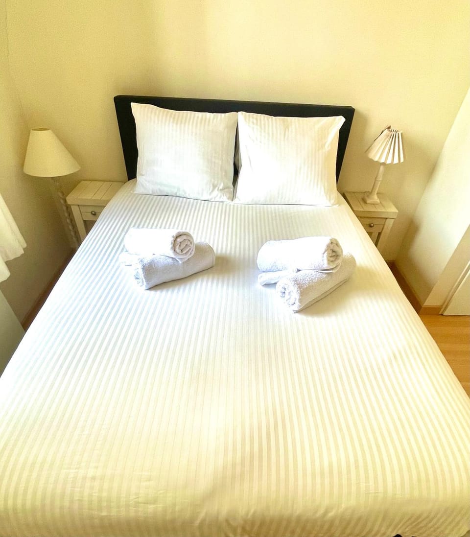 Bed, Photo of the whole room, Bedroom, towels