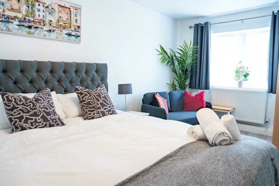 Bed, Photo of the whole room, Seating area, Bedroom