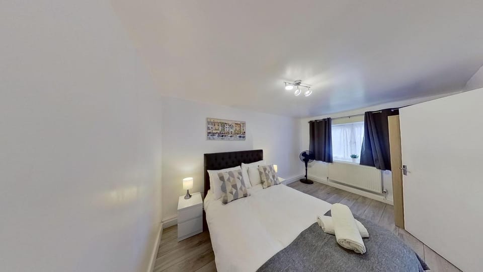 Photo of the whole room, Bedroom