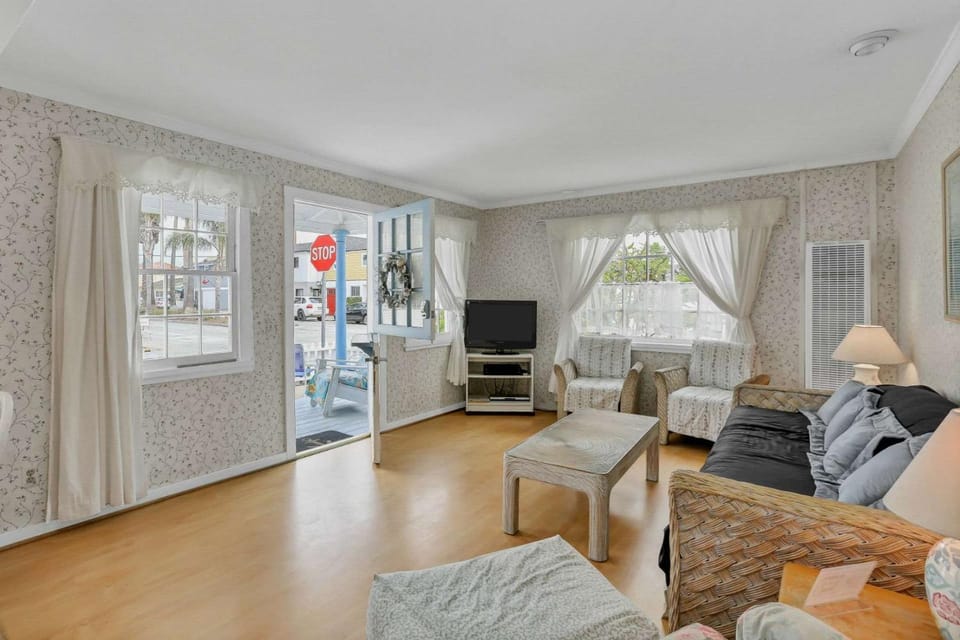 201 Amethyst Avenue House in Balboa Island