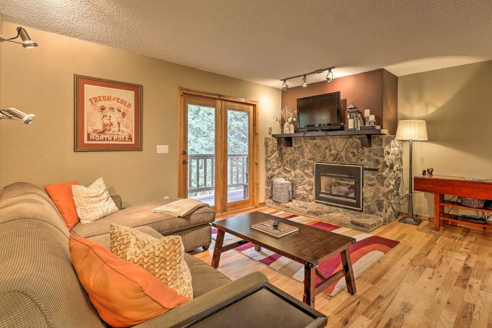 Cozy Condo on Vasquez Creek w/ Free Shuttle Access House in Fraser